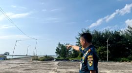 Kepala Kesatuan Penjagaan Laut dan Pantai (KPLP) Telaga Biru, Edi Kuswanto menunjukkan lokasi Pelabuhan Pasean, Pamekasan. (MOH. IQBALUL KHAVEI MZ / KLIKMADURA)