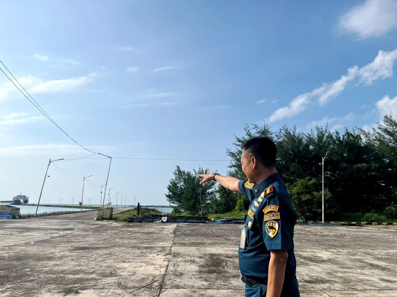 Kepala Kesatuan Penjagaan Laut dan Pantai (KPLP) Telaga Biru, Edi Kuswanto menunjukkan lokasi Pelabuhan Pasean, Pamekasan. (MOH. IQBALUL KHAVEI MZ / KLIKMADURA)
