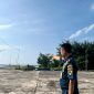 Kepala Kesatuan Penjagaan Laut dan Pantai (KPLP) Telaga Biru, Edi Kuswanto menunjukkan lokasi Pelabuhan Pasean, Pamekasan. (MOH. IQBALUL KHAVEI MZ / KLIKMADURA)