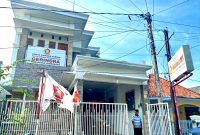 Warga berada di Kantor DPC Gerindra Pamekasan. (MOH. IQBALUL KHAVEI MZ / KLIKMADURA)