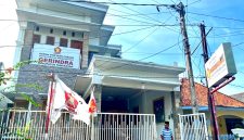Warga berada di Kantor DPC Gerindra Pamekasan. (MOH. IQBALUL KHAVEI MZ / KLIKMADURA)