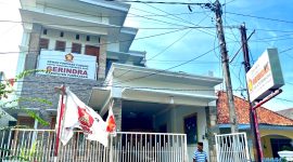 Warga berada di Kantor DPC Gerindra Pamekasan. (MOH. IQBALUL KHAVEI MZ / KLIKMADURA)