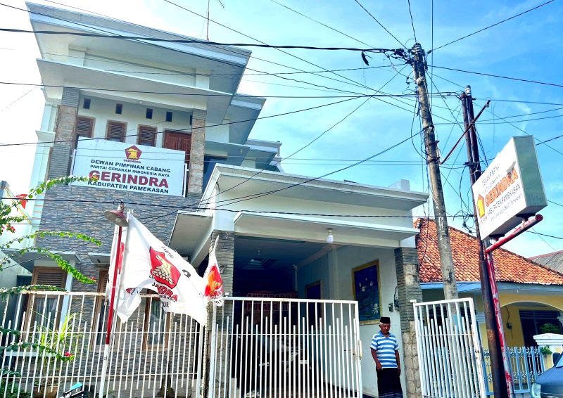 Warga berada di Kantor DPC Gerindra Pamekasan. (MOH. IQBALUL KHAVEI MZ / KLIKMADURA)