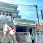 Warga berada di Kantor DPC Gerindra Pamekasan. (MOH. IQBALUL KHAVEI MZ / KLIKMADURA)