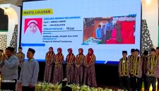 Puluhan siswa-siswi SDT2Q Insan Permata Sumenep saat mengikuti kegiatan wisuda di Aula Uniba Madura. (ISTIMEWA)