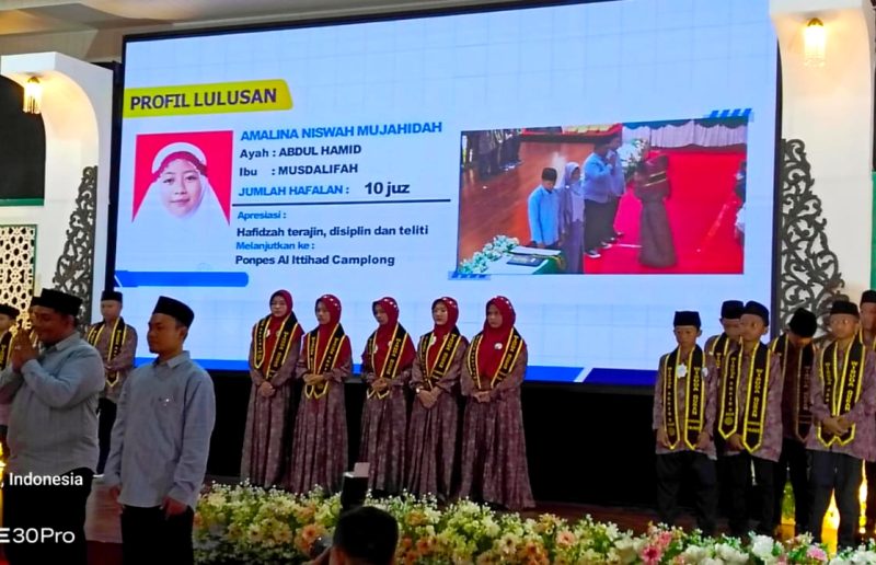 Puluhan siswa-siswi SDT2Q Insan Permata Sumenep saat mengikuti kegiatan wisuda di Aula Uniba Madura. (ISTIMEWA)