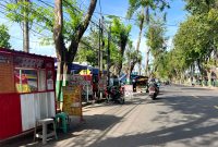 Sejumlah PKL terpantau masih berjualan di Jalan Jokotole, Pamekasan yang merupakan kawasan terlarang. (MOH. IQBALUL KHAVEI MZ / KLIKMADURA)