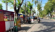 Sejumlah PKL terpantau masih berjualan di Jalan Jokotole, Pamekasan yang merupakan kawasan terlarang. (MOH. IQBALUL KHAVEI MZ / KLIKMADURA)