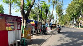 Sejumlah PKL terpantau masih berjualan di Jalan Jokotole, Pamekasan yang merupakan kawasan terlarang. (MOH. IQBALUL KHAVEI MZ / KLIKMADURA)