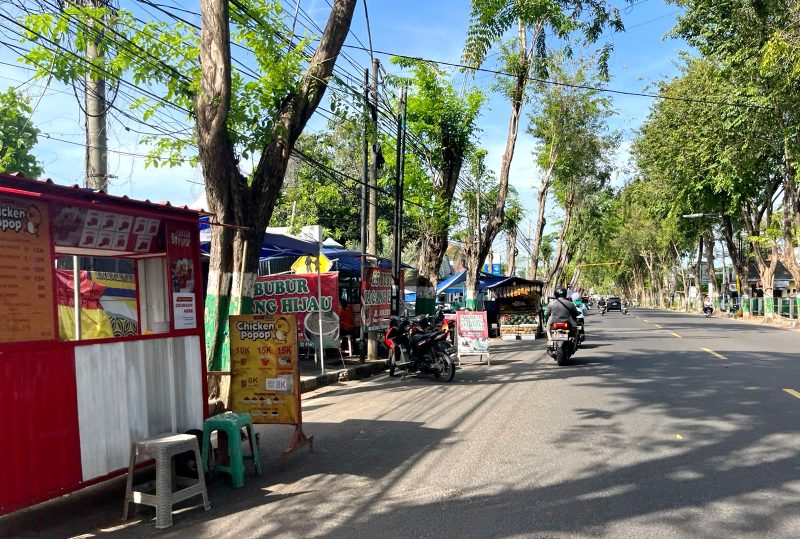 Sejumlah PKL terpantau masih berjualan di Jalan Jokotole, Pamekasan yang merupakan kawasan terlarang. (MOH. IQBALUL KHAVEI MZ / KLIKMADURA)
