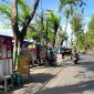 Sejumlah PKL terpantau masih berjualan di Jalan Jokotole, Pamekasan yang merupakan kawasan terlarang. (MOH. IQBALUL KHAVEI MZ / KLIKMADURA)