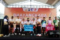 Kapolres Pamekasan, AKBP Hendra Eko Triyulianto menyerahkan hadiah kepada pemenang pada kegiatan Fun Run, Polres Pamekasan. (MOH. IQBALUL KHAVEI MZ / KLIKMADURA)