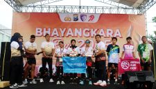 Kapolres Pamekasan, AKBP Hendra Eko Triyulianto menyerahkan hadiah kepada pemenang pada kegiatan Fun Run, Polres Pamekasan. (MOH. IQBALUL KHAVEI MZ / KLIKMADURA)