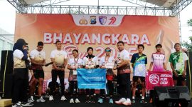 Kapolres Pamekasan, AKBP Hendra Eko Triyulianto menyerahkan hadiah kepada pemenang pada kegiatan Fun Run, Polres Pamekasan. (MOH. IQBALUL KHAVEI MZ / KLIKMADURA)