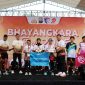 Kapolres Pamekasan, AKBP Hendra Eko Triyulianto menyerahkan hadiah kepada pemenang pada kegiatan Fun Run, Polres Pamekasan. (MOH. IQBALUL KHAVEI MZ / KLIKMADURA)