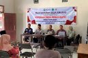 SIMBOLIS: Kepala Diskop UKM Dan Naker Pamekasan Muttaqin saat mengikuti Musdes Khusus Pembentukan Koperasi Desa Merah Putih di Desa Pamaroh, Kecamatan Kadur. (DISKOP UKM NAKER FOR KLIK MADURA)