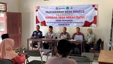 SIMBOLIS: Kepala Diskop UKM Dan Naker Pamekasan Muttaqin saat mengikuti Musdes Khusus Pembentukan Koperasi Desa Merah Putih di Desa Pamaroh, Kecamatan Kadur. (DISKOP UKM NAKER FOR KLIK MADURA)