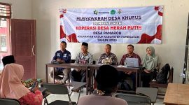 SIMBOLIS: Kepala Diskop UKM Dan Naker Pamekasan Muttaqin saat mengikuti Musdes Khusus Pembentukan Koperasi Desa Merah Putih di Desa Pamaroh, Kecamatan Kadur. (DISKOP UKM NAKER FOR KLIK MADURA)