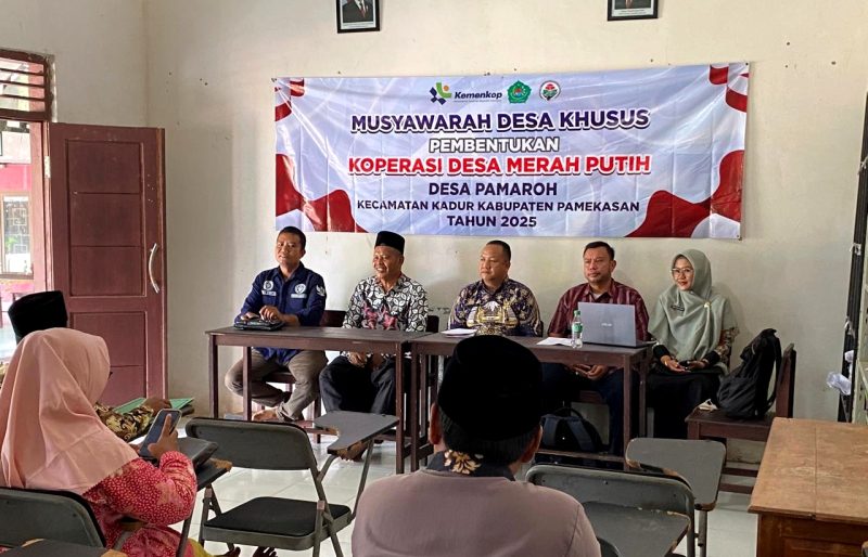 SIMBOLIS: Kepala Diskop UKM Dan Naker Pamekasan Muttaqin saat mengikuti Musdes Khusus Pembentukan Koperasi Desa Merah Putih di Desa Pamaroh, Kecamatan Kadur. (DISKOP UKM NAKER FOR KLIK MADURA)