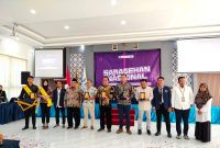 SUKSES: Rektor Unira Dr. Drs. Ec, H. Gazali, M.M (empat dari kiri) foto bersama pemateri sarasehan nasional di kampus Unira Pamekasan. (LAILIYATUN NURIYAH/KLIK MADURA).