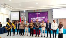 SUKSES: Rektor Unira Dr. Drs. Ec, H. Gazali, M.M (empat dari kiri) foto bersama pemateri sarasehan nasional di kampus Unira Pamekasan. (LAILIYATUN NURIYAH/KLIK MADURA).