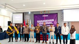 SUKSES: Rektor Unira Dr. Drs. Ec, H. Gazali, M.M (empat dari kiri) foto bersama pemateri sarasehan nasional di kampus Unira Pamekasan. (LAILIYATUN NURIYAH/KLIK MADURA).
