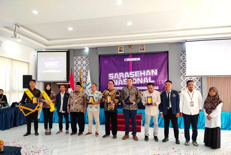 SUKSES: Rektor Unira Dr. Drs. Ec, H. Gazali, M.M (empat dari kiri) foto bersama pemateri sarasehan nasional di kampus Unira Pamekasan. (LAILIYATUN NURIYAH/KLIK MADURA).