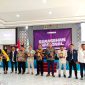 SUKSES: Rektor Unira Dr. Drs. Ec, H. Gazali, M.M (empat dari kiri) foto bersama pemateri sarasehan nasional di kampus Unira Pamekasan. (LAILIYATUN NURIYAH/KLIK MADURA).
