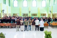 Dekan, dosen, mahasiswa dan para pelajar peserta TECHNOfest 2025 foto bersama di aula UIM. (MOH. IQBALUL KHAVEI MZ / KLIKMADURA)