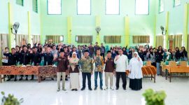 Dekan, dosen, mahasiswa dan para pelajar peserta TECHNOfest 2025 foto bersama di aula UIM. (MOH. IQBALUL KHAVEI MZ / KLIKMADURA)