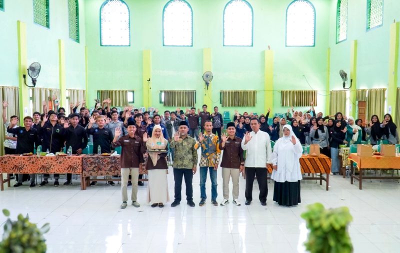 Dekan, dosen, mahasiswa dan para pelajar peserta TECHNOfest 2025 foto bersama di aula UIM. (MOH. IQBALUL KHAVEI MZ / KLIKMADURA)