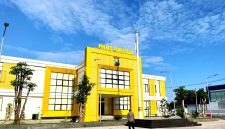 Polisi berada di halaman Mapolres Pamekasan yang baru di Jalan Nyalaran, Pamekasan. (MOH. IQBALUL KHAVEI MZ / KLIKMADURA)