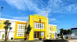 Polisi berada di halaman Mapolres Pamekasan yang baru di Jalan Nyalaran, Pamekasan. (MOH. IQBALUL KHAVEI MZ / KLIKMADURA)