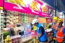 Manager ULP Pamekasan, Agus Riyadi berbincang dengan pelaku UMKM di Food Colony usai pengecekan keandalan listrik di area tersebut. (MOH. IQBALUL KHAVEI MZ / KLIKMADURA)