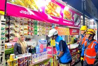 Manager ULP Pamekasan, Agus Riyadi berbincang dengan pelaku UMKM di Food Colony usai pengecekan keandalan listrik di area tersebut. (MOH. IQBALUL KHAVEI MZ / KLIKMADURA)