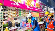 Manager ULP Pamekasan, Agus Riyadi berbincang dengan pelaku UMKM di Food Colony usai pengecekan keandalan listrik di area tersebut. (MOH. IQBALUL KHAVEI MZ / KLIKMADURA)
