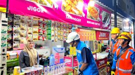 Manager ULP Pamekasan, Agus Riyadi berbincang dengan pelaku UMKM di Food Colony usai pengecekan keandalan listrik di area tersebut. (MOH. IQBALUL KHAVEI MZ / KLIKMADURA)