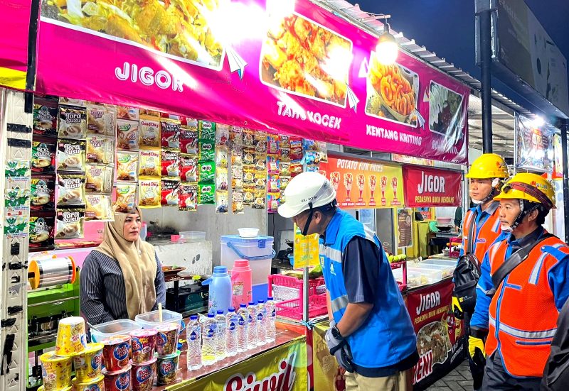 Manager ULP Pamekasan, Agus Riyadi berbincang dengan pelaku UMKM di Food Colony usai pengecekan keandalan listrik di area tersebut. (MOH. IQBALUL KHAVEI MZ / KLIKMADURA)