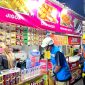 Manager ULP Pamekasan, Agus Riyadi berbincang dengan pelaku UMKM di Food Colony usai pengecekan keandalan listrik di area tersebut. (MOH. IQBALUL KHAVEI MZ / KLIKMADURA)