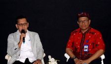 Kepala BPJS Kesehatan Cabang Pamekasan, Nuzuludin Hasan bersama dr. Andy Eka Bachtiar, Kabid Medik dan Keperawatan RSD Mohammad Noer Provinsi Jawa Timur saat kegiatan media gathering di KCM. (MOH. IQBALUL KHAVEI MZ / KLIKMADURA)
