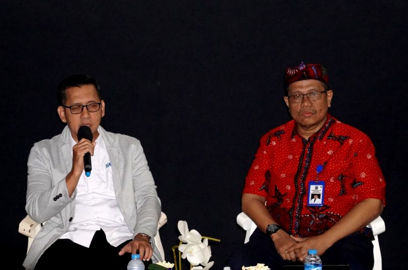 Kepala BPJS Kesehatan Cabang Pamekasan, Nuzuludin Hasan bersama dr. Andy Eka Bachtiar, Kabid Medik dan Keperawatan RSD Mohammad Noer Provinsi Jawa Timur saat kegiatan media gathering di KCM. (MOH. IQBALUL KHAVEI MZ / KLIKMADURA)