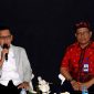 Kepala BPJS Kesehatan Cabang Pamekasan, Nuzuludin Hasan bersama dr. Andy Eka Bachtiar, Kabid Medik dan Keperawatan RSD Mohammad Noer Provinsi Jawa Timur saat kegiatan media gathering di KCM. (MOH. IQBALUL KHAVEI MZ / KLIKMADURA)