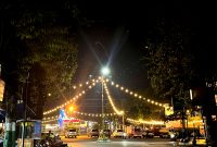 Suasana indah Arek Lancor Pamekasan di malam hari usai dipasangi lampu. (MOH. IQBALUL KHAVEI MZ / KLIKMADURA)