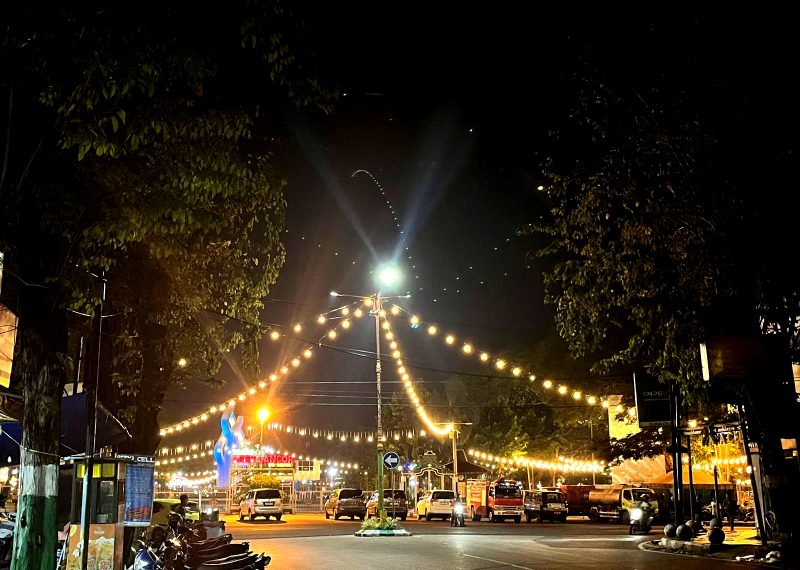 Suasana indah Arek Lancor Pamekasan di malam hari usai dipasangi lampu. (MOH. IQBALUL KHAVEI MZ / KLIKMADURA)