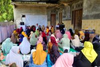ANTUSIAS: KPM PKH di Kelurahan Kowel antusias mengikuti pertemuan. (LAILIYATUN NURIYAH/KLIK MADURA)