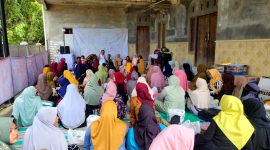 ANTUSIAS: KPM PKH di Kelurahan Kowel antusias mengikuti pertemuan. (LAILIYATUN NURIYAH/KLIK MADURA)