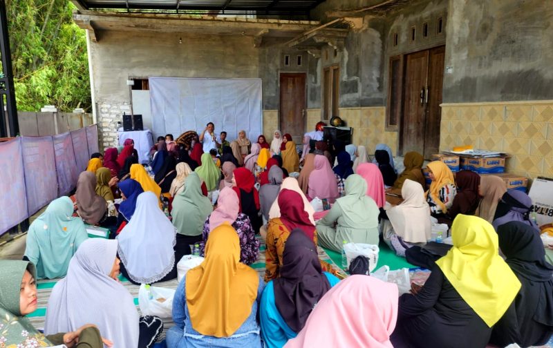 ANTUSIAS: KPM PKH di Kelurahan Kowel antusias mengikuti pertemuan. (LAILIYATUN NURIYAH/KLIK MADURA)