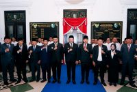 Bupati Sampang H. Slamet Juanidi foto bersama para tamu saat pelantikan direksi BUMD di Pendopo Trunojoyo Sampang. (IBNU ANSORI / KLIKMADURA)