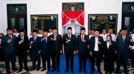 Bupati Sampang H. Slamet Juanidi foto bersama para tamu saat pelantikan direksi BUMD di Pendopo Trunojoyo Sampang. (IBNU ANSORI / KLIKMADURA)