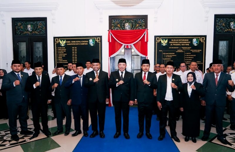 Bupati Sampang H. Slamet Juanidi foto bersama para tamu saat pelantikan direksi BUMD di Pendopo Trunojoyo Sampang. (IBNU ANSORI / KLIKMADURA)